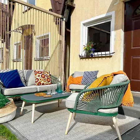 Klara W Ogrodzie Nyaraló Łeba